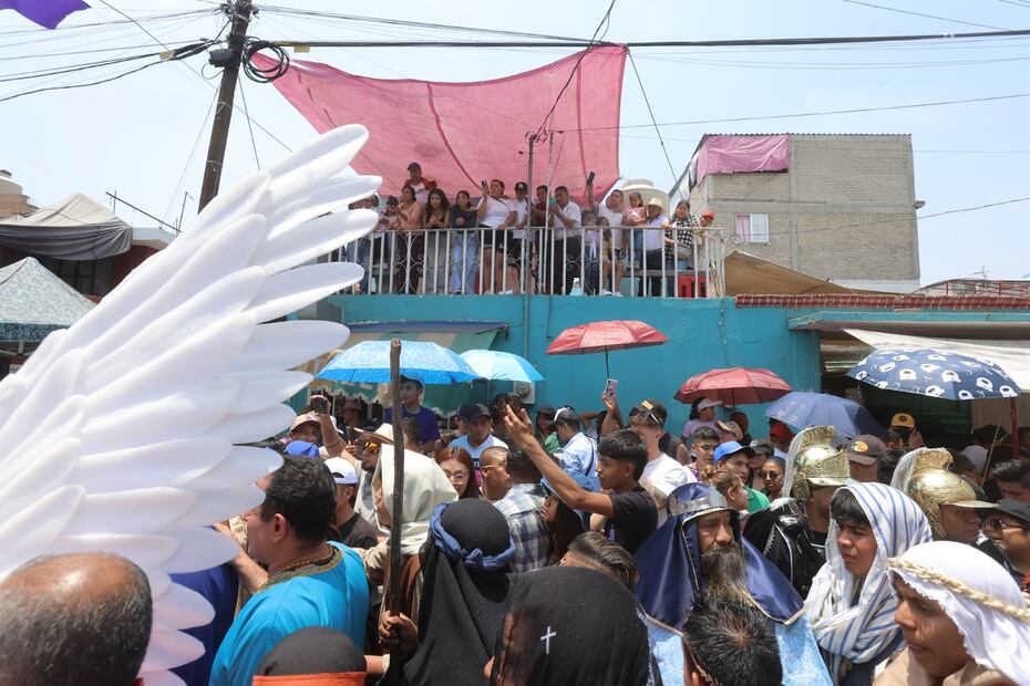 Sentados a orillas de los predios, sobre balcones y techos, los capitalinos y turistas grababan durante el paso de Jesucristo, quien era empujado y tirado al suelo por los romanos. (Foto: Gabriel Pano/ EL UNIVERSAL)