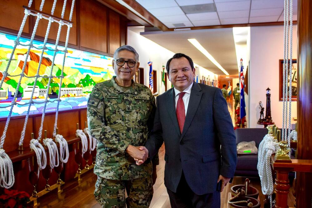 El gobernador Joaquín Díaz Mena y el Secretario de la Marina, Raymundo Morales Ángeles, tras una reunión de trabajo sobre las obras del puerto de altura de Progreso, Yucatán. Foto Especial.