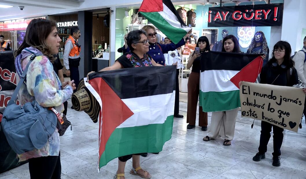 Personas acuden a la terminal 1 del AICM a despedir a activistas mexicanos propalestina, el 11 de junio de 2025, que viajaran al Cairo para participar en la Marcha Global a Gaza. Foto: Fernanda Rojas /EL UNIVERSAL