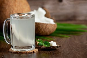 Sueros y bebidas para sobrevivir la resaca de la noche mexicana