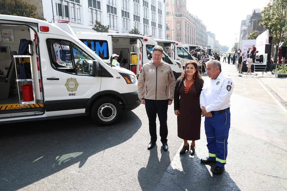 Brugada da banderazo de salida a 25 nuevas ambulancias del ERUM. (Foto: especial)