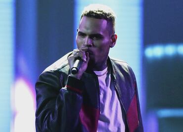 Chris Brown hace venta de garaje de lujo en su casa