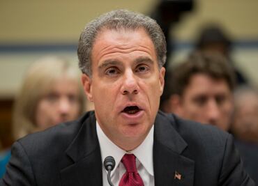 FBI, en la mira por manejo del caso de correos de Clinton