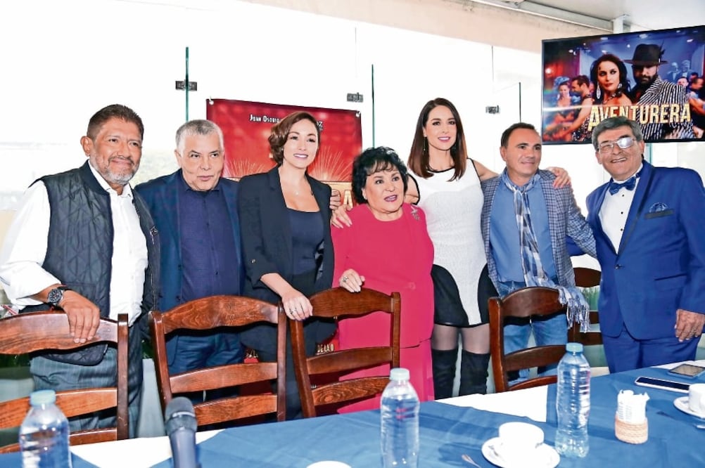 Juan Osorio (chaleco gris), Susana González (blanco) y el resto del equipo. (AGUSTIN SALINAS. EL UNIVERSAL)