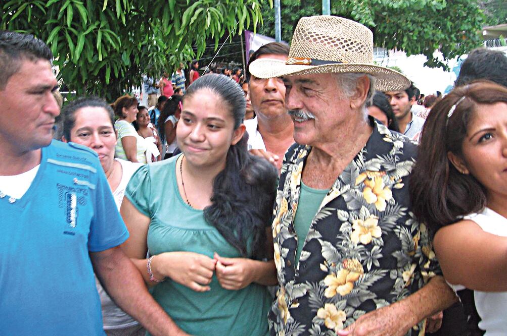 El actor explicó que de llegar a la presidencia municipal del puerto aumentará 20% el salario de las mujeres