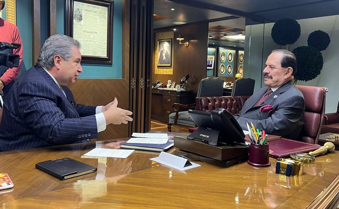 Juan Francisco Ealy brinda entrevista a Leonardo Curzio en ADN 40 por su 55 aniversario al frente del periódico. Foto: X @LeonardoCurzio