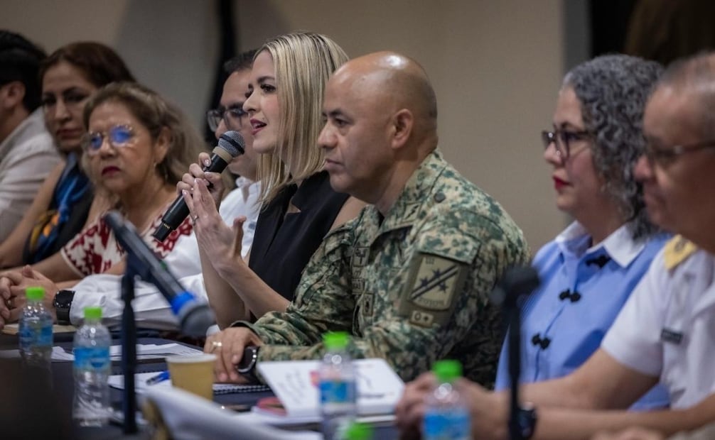 Durante una reunión con hoteleros, el general Alejandro Vargas y el vicealmirante Felipe Santillán Murillo informaron que Mazatlán tiene 8 mil 366 efectivos como parte de la estrategia de seguridad. 05/09/2026. | Foto: Cortesía del gobierno de Sinaloa.