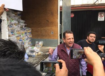 Investigan camioneta llena de despensas en la Portales