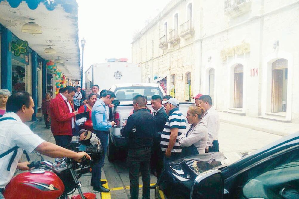 Los familiares de los cinco jóvenes de Tlaxcala y uno de Oaxaca protestaron en el Palacio de Gobierno, en el Centro Histórico. Foto: ESPECIAL