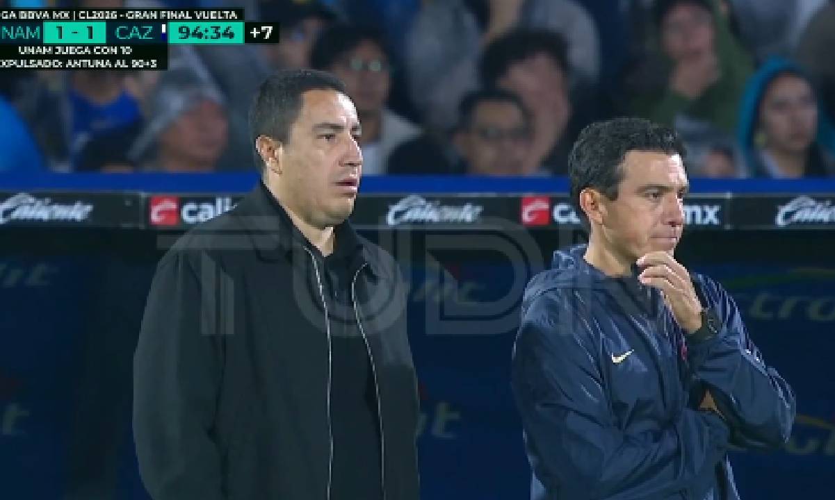 ¡Lo supo al instante ! Las cámaras de TUDN captaron el momento donde el técnico de Pumas reacciona al gol del título celeste