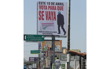 Espectaculares en contra y a favor de AMLO predominan en Toluca, pese a veda electoral 