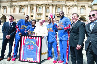 El papa Francisco se luce con los Globetrotters