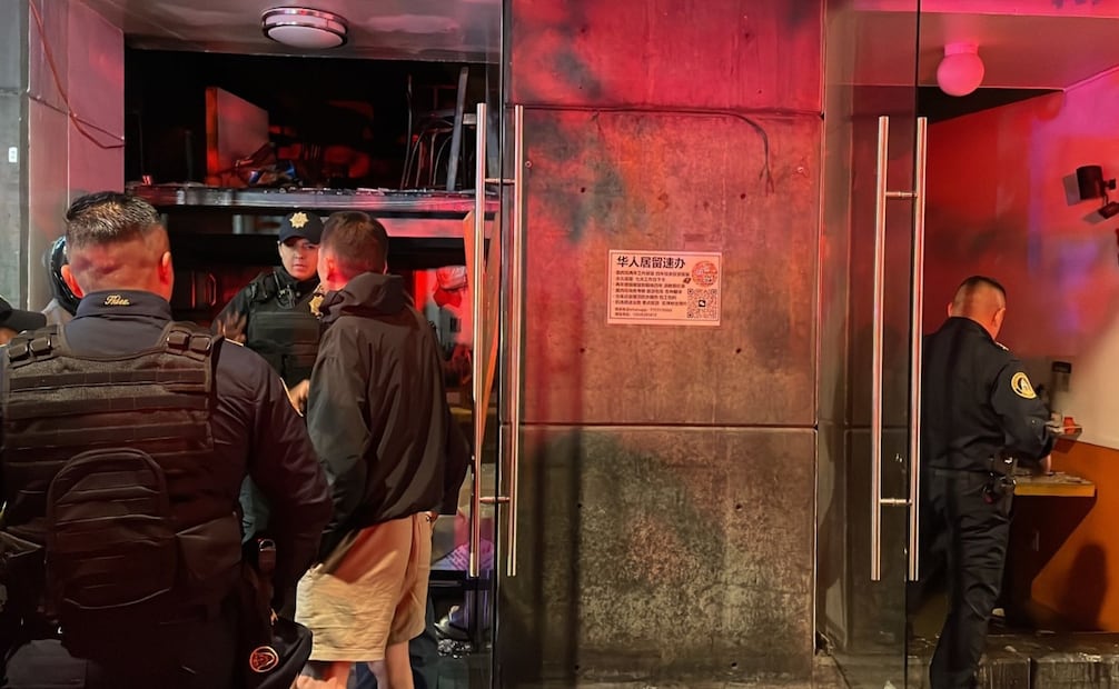 Bomberos combaten incendio en la calle Independencia en la alcaldía Cuauhtémoc; se originó en un restaurante. Foto Especial