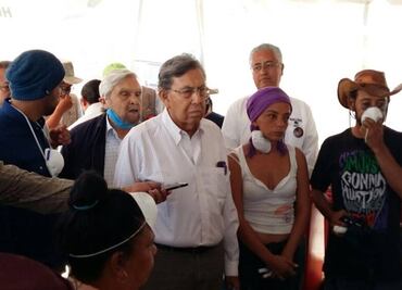 Acude Cuauhtémoc Cárdenas a fosas en Tetelcingo