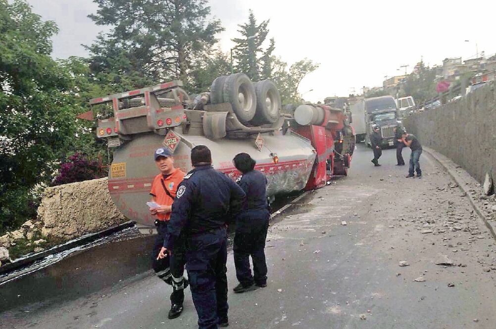 Autoridades municipales informaron que el chofer de la pipa fue detenido y trasladado al Ministerio Público