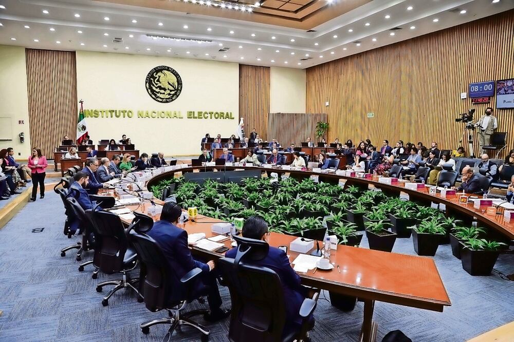 Comisiones del INE aplazaron la discusión del anteproyecto que propone la postulación de al menos cinco mujeres a las candidaturas a las ocho gubernaturas y la Jefatura de Gobierno en las elecciones de 2024, ante el rechazo de los partidos políticos. Foto: Archivo El Universal
