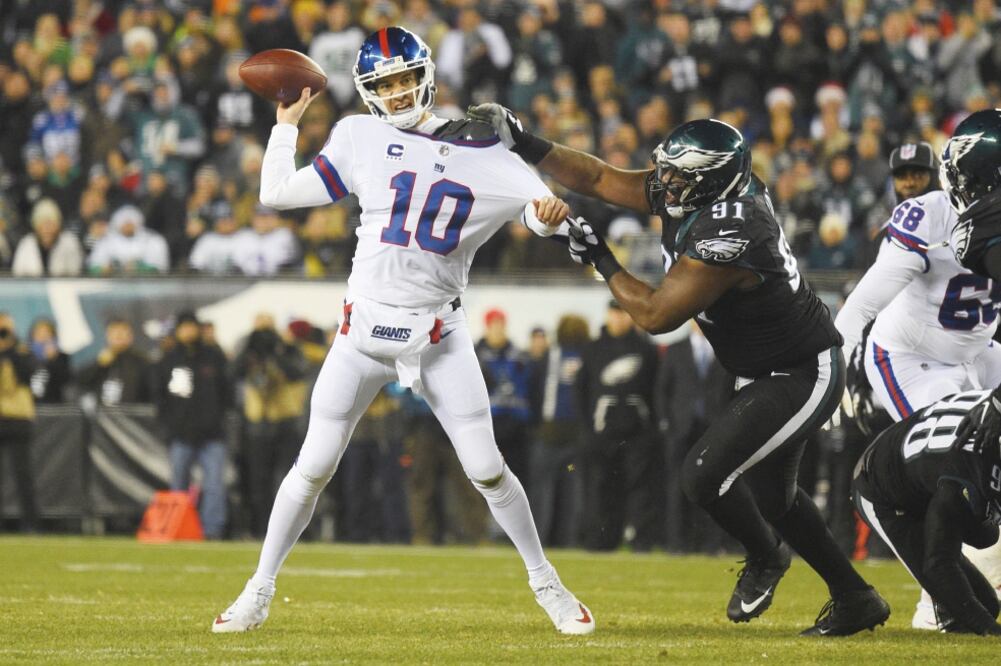 Eli Manning sufrió una costosa intercepción en la primera mitad que se convirtió en puntos para el rival. (JAMES LANG. USA TODAY SPORTS)