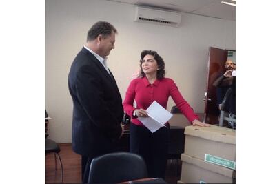 Entrega Ivonne Ortega firmas a Consejo Político