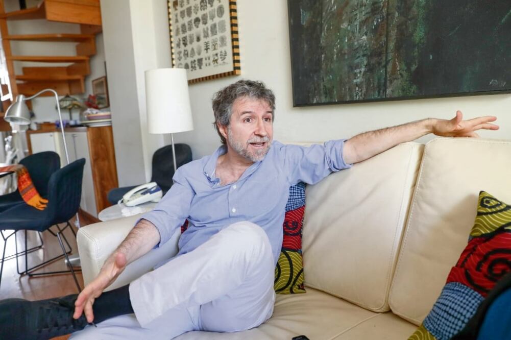 El escritor Fernando Fernández asegura vivir un buen momento, pues además de sus libros celebra 10 años con su blog Ora la pluma. Foto: DIEGO SIMÓN. EL UNIVERSAL