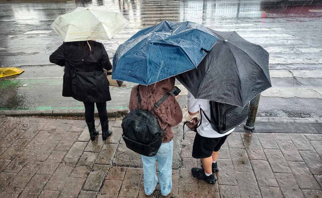 La SGIRPC recomienda a la población portar paraguas. Foto: Luis Camacho | El Universal