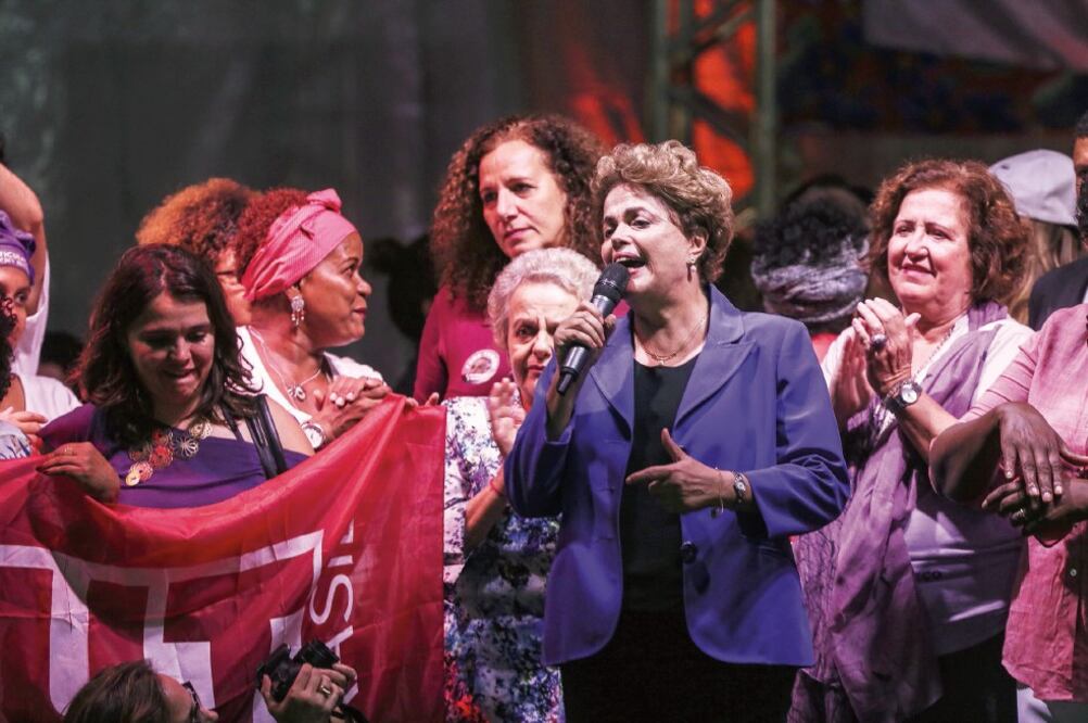La presidenta suspendida de Brasil, Dilma Rousseff, encabezó ayer en Río de Janeiro una manifestación frente a la ausencia de mujeres en el gobierno de Temer (ANTONIO LACERDA. EFE)