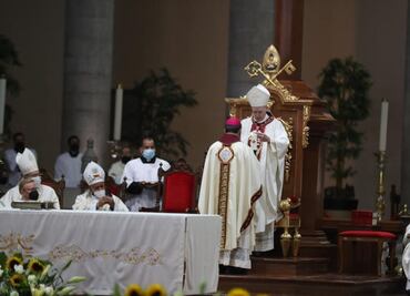 Imponen Palio Arzobispal a monseñor Raúl Gómez en catedral de Toluca