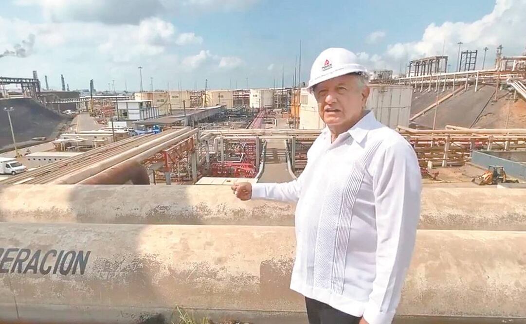 Andrés Manuel López Obrador visitó ayer la refinería en Minatitlán, que se incendió hace un mes. Foto: Tomada de video.