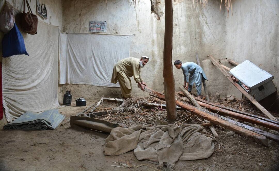Personas rescatan sus pertenencias después de fuertes lluvias en el distrito de Momand-Dara de la provincia de Nangarhar, Afganistán. Foto: EFE
