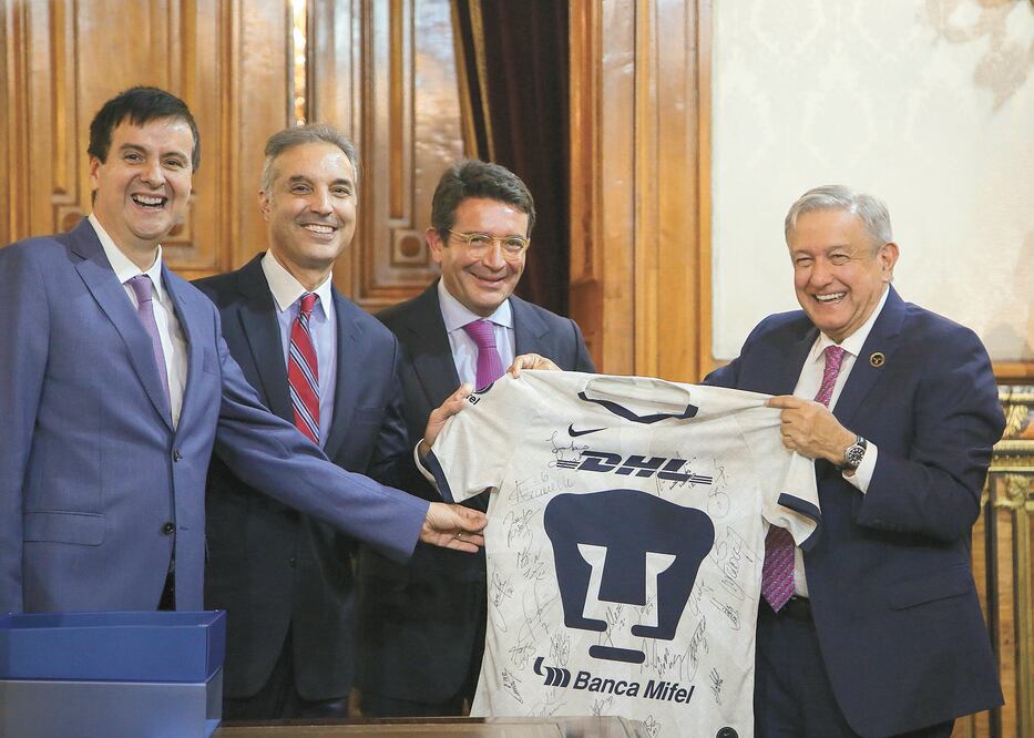 El presidente López Obrador recibió una camiseta de los Pumas, la cual le dio Mike Parra, director ejecutivo de DHL Express Américas. TOMADA DE TWITTER