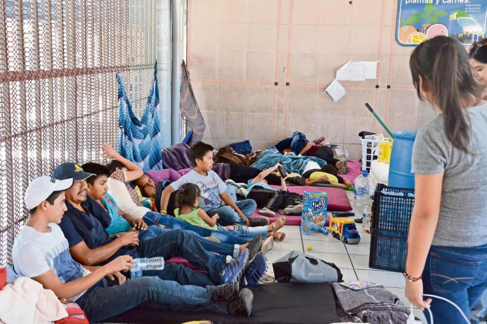 En un campamento abierto, en la garita Dennis DeConcini, mexicanos y centroamericanos esperan poder cruzar a EU (FOTO: Cortesía. Javier Escobar)
