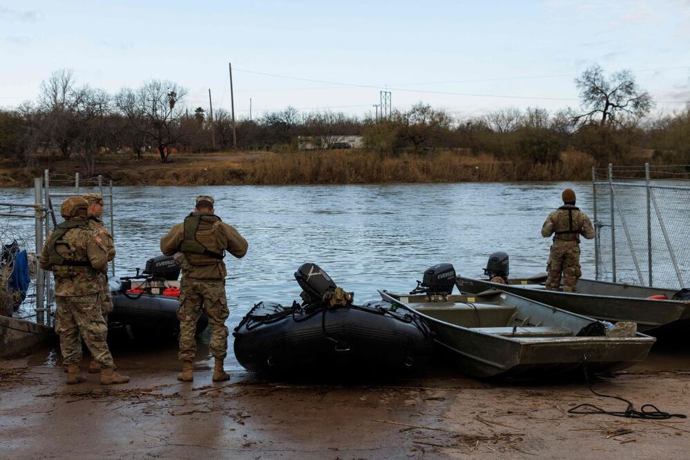 Soldados de la Guardia Nacional de Texas se preparan para lanzar lanchas patrulleras desde Shelby Park hacia el Río Grande el 26 de enero de 2024 en Eagle Pass, Texas. FOTO: MICHAEL GONZALEZ. AFP