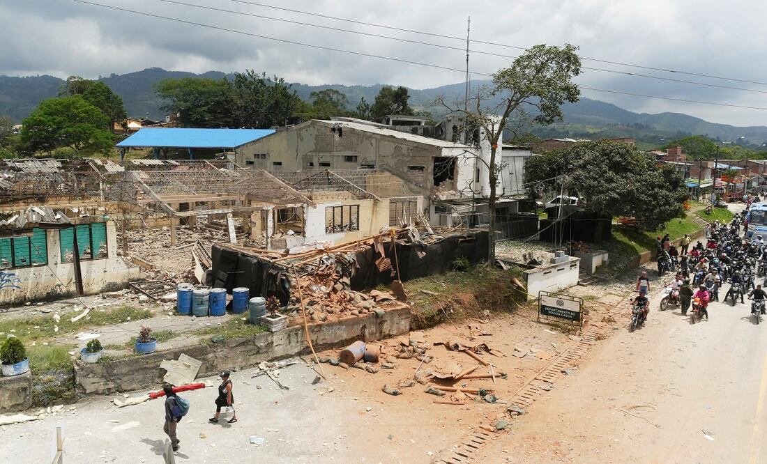 Una estación de policía es destruida tras ser atacada con explosivos en Mondomo, Colombia. Foto: AP