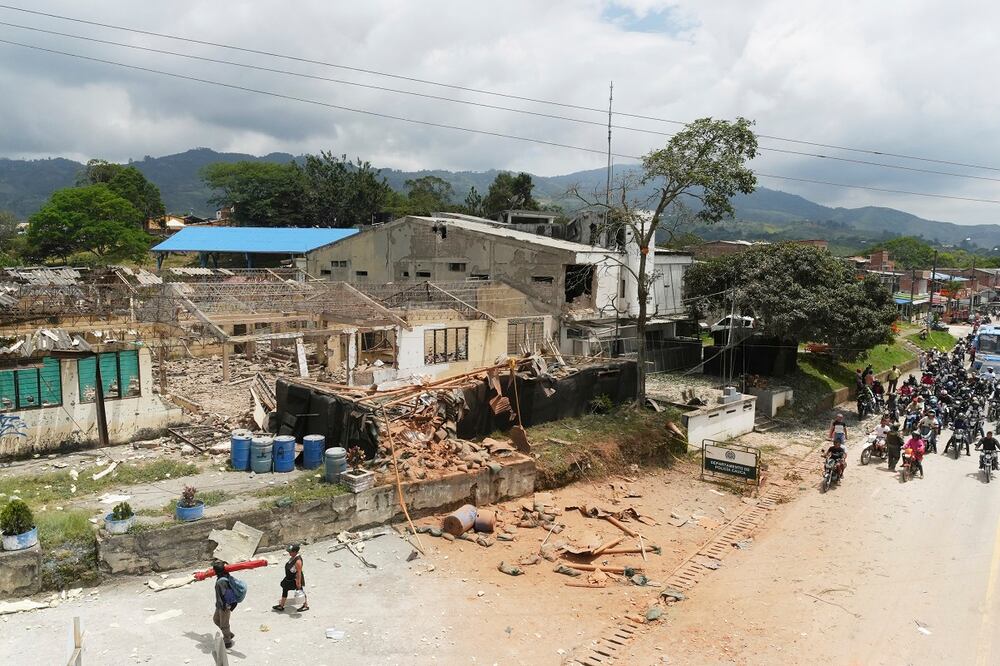 Una estación de policía es destruida tras ser atacada con explosivos en Mondomo, Colombia. Foto: AP