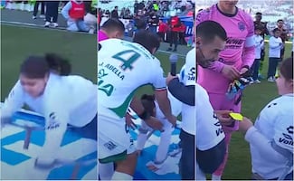 Niña sufre caída en el protocolo del Santos vs Juárez, recibe ayuda de jugadores y un regalo de El Gato Ortiz