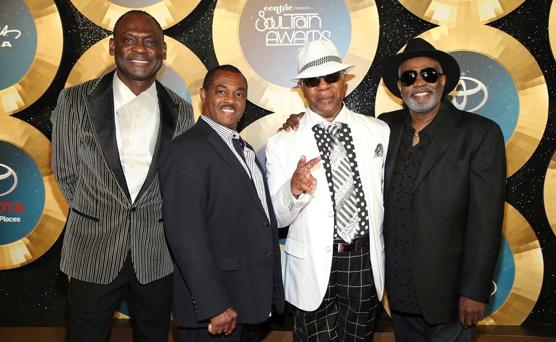De blanco, Dennis "Dee Tee" Thomas posa junto al resto de Kool and the Gang