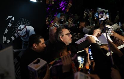 Contra todo pronóstico; entre lluvias, relámpagos y charros, Tim Burton desfila entre gritos de terror en la alfombra roja de “El laberinto” 