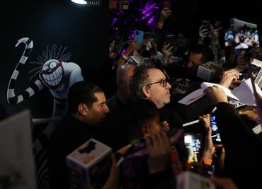 Contra todo pronóstico; entre lluvias, relámpagos y charros, Tim Burton desfila entre gritos de terror en la alfombra roja de “El laberinto”