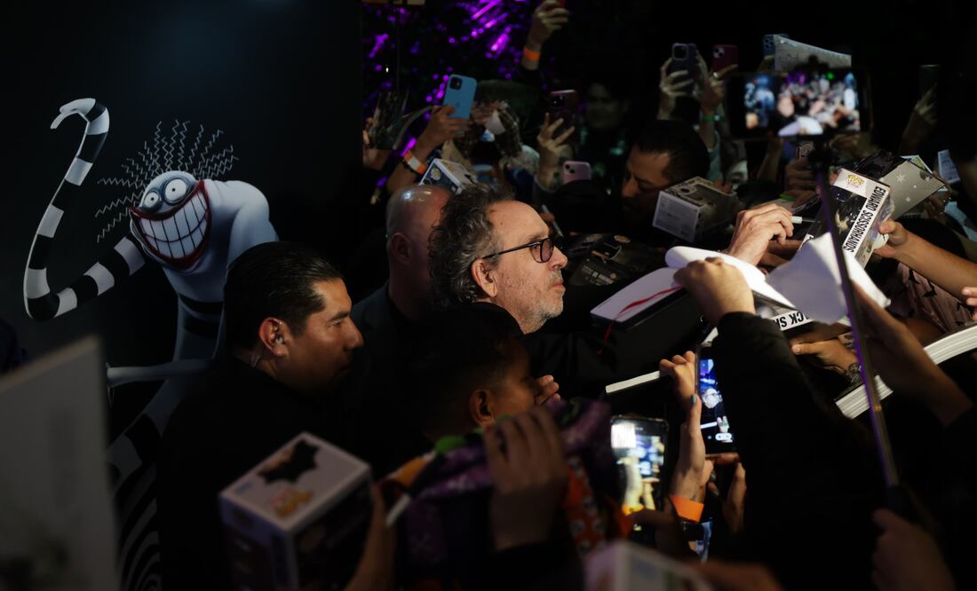 Tim Burton estuvo presente en la alfombra roja de su exposición. Foto: Carlos Mejía/ EL UNIVERSAL