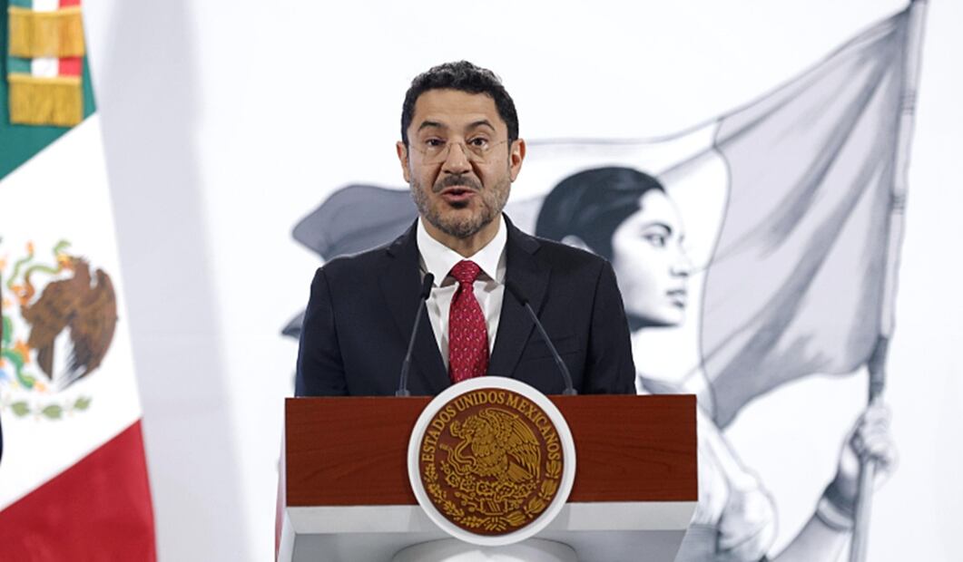 Martí Batres Guadarrama, director del Instituto de Seguridad y Servicios Sociales de los Trabajadores del Estado (ISSSTE), celebró la respuesta a la convocatoria para que las personas trabajadoras de salud amplíen su horario de trabajo a ocho horas. Foto: Diego Simón Sánchez/EL UNIVERSAL