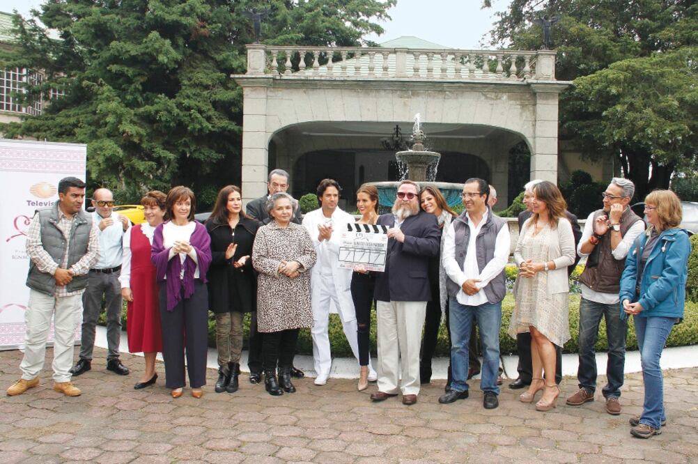 Los actores y equipo de producción en la casona del Ajusco, donde actualmente se graba la telenovela (AGUSTIN SALINAS. EL UNIVERSAL)
