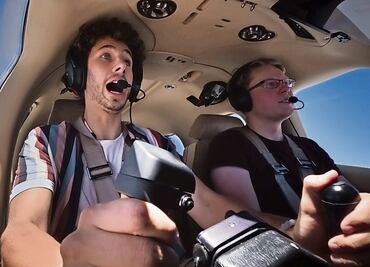 Juanpa Zurita enfrenta tormentas, aterrizajes forzosos y su crisis de los 30 en “La peor vuelta al mundo”