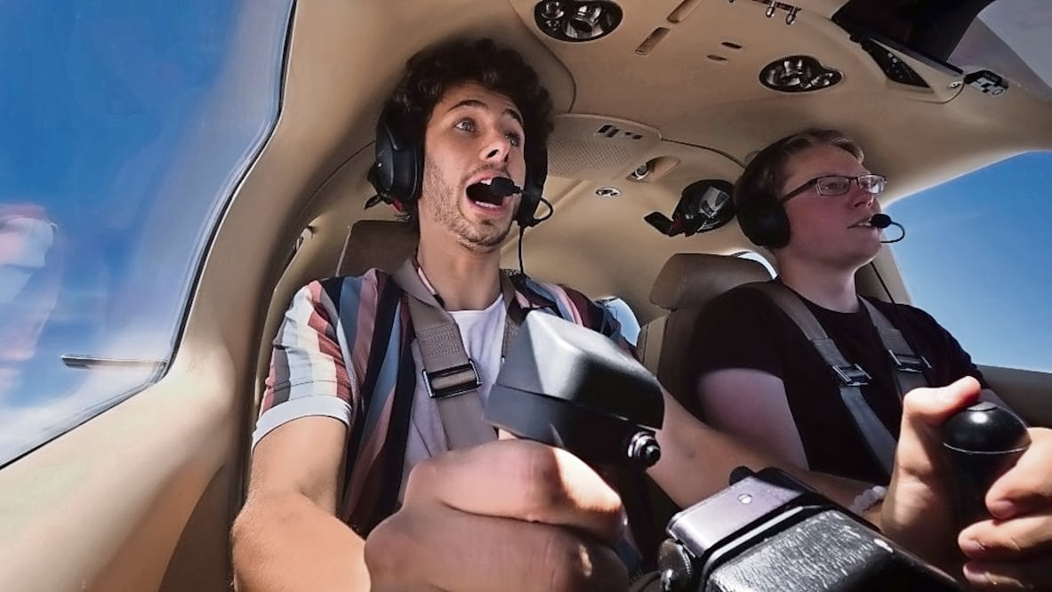 Enfrentaron turbulencias reales en una avioneta monomotor y sin baño. Foto: de DISNEY+