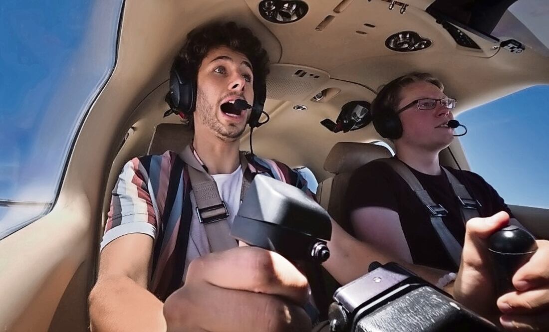 Enfrentaron turbulencias reales en una avioneta monomotor y sin baño. Foto: de DISNEY+