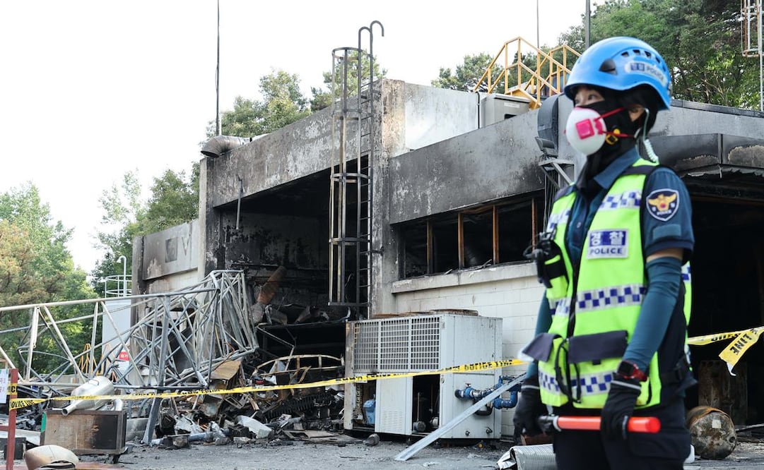 Un agente de policía monta guardia cerca del lugar de una explosión en una fábrica de Hanwha Aerospace en Daejeon, Corea del Sur, el lunes 1 de junio de 2026. Foto: AP