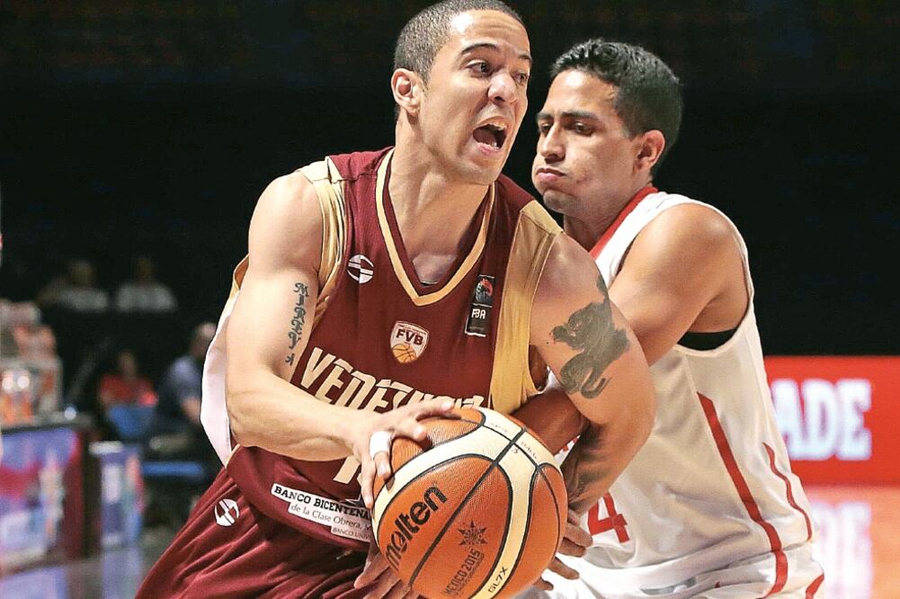 Heissler Guillent (izq.) destacó ante los panameños al encestar 13 puntos y celebró haber conseguido el objetivo (JOSÉ MÉNDEZ. EFE)