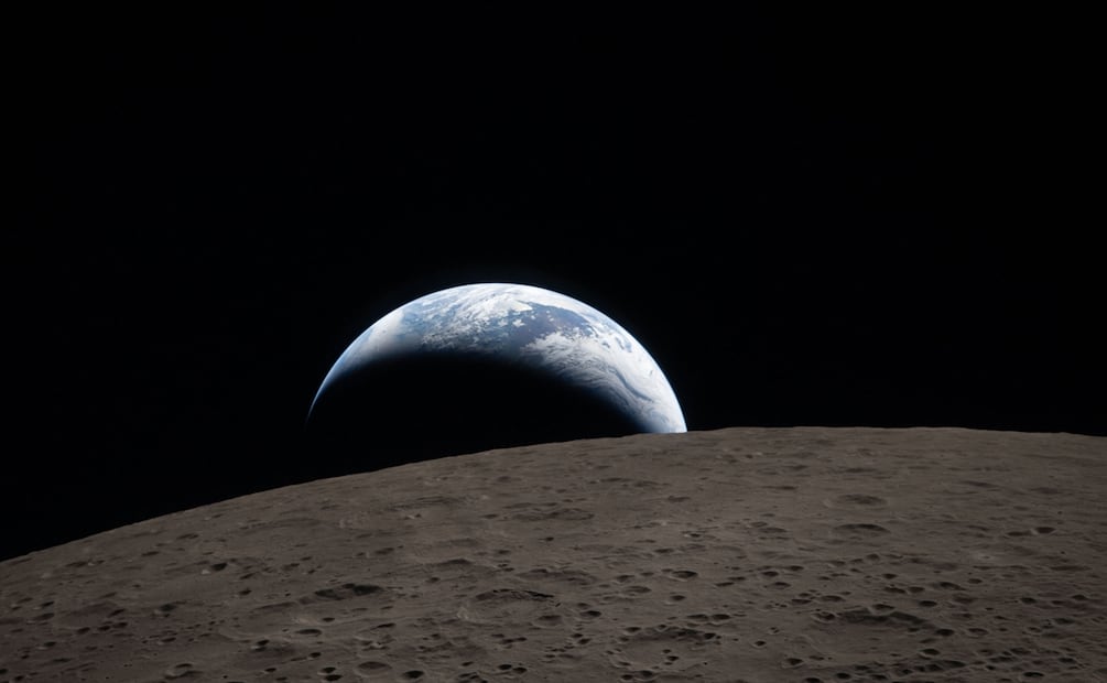 Esta fotografía, distribuida por la NASA el 7 de abril de 2026, muestra la Tierra ocultándose tras el horizonte lunar, fenómeno conocido como "puesta de la Tierra", tal como se observa desde la nave espacial Orion el 6 de abril de 2026. Foto: AFP