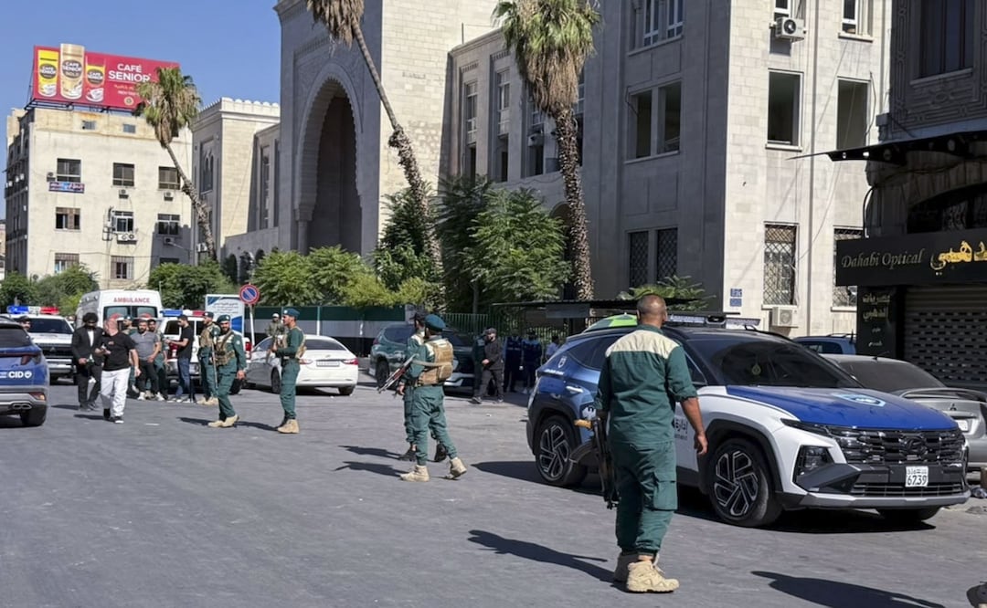 Al menos cinco personas murieron este jueves y otras 16 resultaron heridas por la explosión de un artefacto en una cafetería cercana al Palacio de Justicia, en el centro de Damasco. Foto: EFE