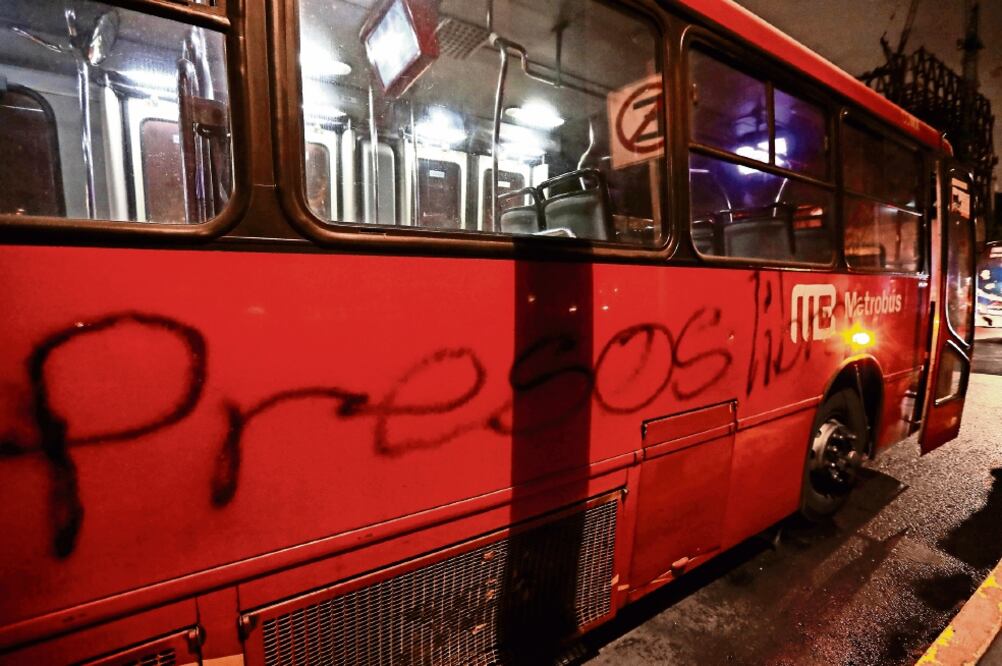 El conductor del autobús, Moisés “N”, con un extintor, logró controlar las llamas mientras que algunos pasajeros salieron por las ventanas (VALENTE ROSAS. EL UNIVERSAL)