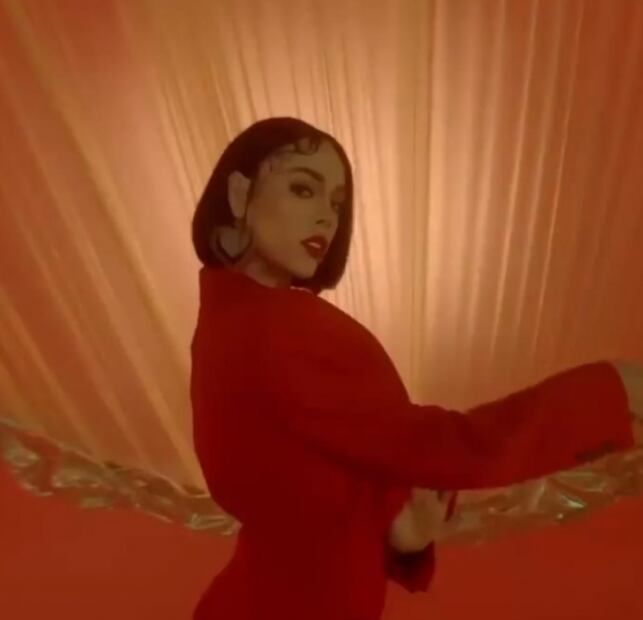 Danna Paola sorprende con look estilo Ángela Aguilar