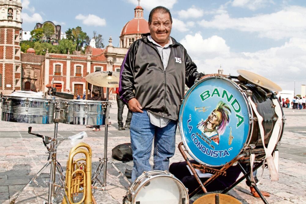 Félix Galeana, originario de Tlapa, Guerrero, viene a cantarle Las Mañanitas a la Virgen de Guadalupe; dice que en su estado los homicidios son cotidianos. (IRVIN OLIVARES. EL UNIVERSAL)
